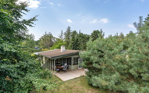 Sini - 300M from the Sea: Dak, Huis, Huis, Verblijf, Deur, Siding, Dek, Veranda, Plank, Hardwood