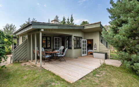 Sini - 300M from the Sea: Dak, Huis, Huis, Verblijf, Deur, Siding, Dek, Veranda, Plank, Hardwood