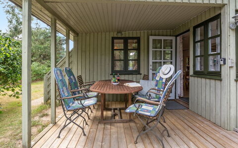 Sini - 300M from the Sea: Dak, Huis, Huis, Verblijf, Deur, Siding, Dek, Veranda, Plank, Hardwood