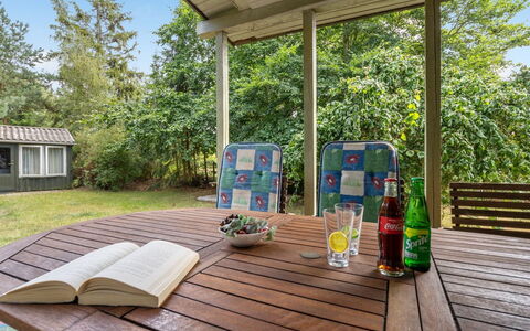 Sini - 300M from the Sea: Dak, Huis, Huis, Verblijf, Deur, Siding, Dek, Veranda, Plank, Hardwood