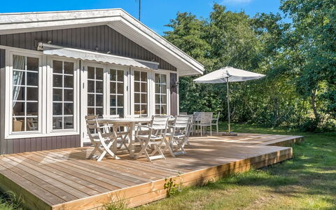 Tineke - 200M from the Sea: Dak, Huis, Huis, Verblijf, Deur, Siding, Dek, Veranda, Plank, Hardwood