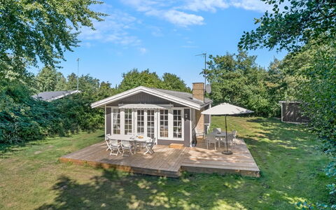 Tineke - 200M from the Sea: Dak, Huis, Huis, Verblijf, Deur, Siding, Dek, Veranda, Plank, Hardwood