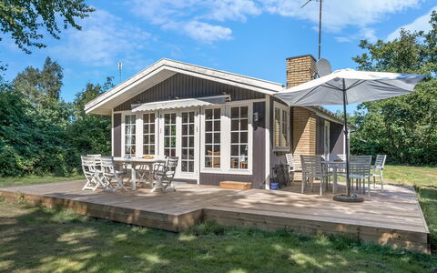 Tineke - 200M from the Sea: Dak, Huis, Huis, Verblijf, Deur, Siding, Dek, Veranda, Plank, Hardwood