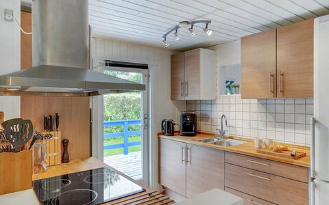Trixie - 1Km from the Sea: Dak, Huis, Deur, Verblijf, Schaduw, Siding, Werf, Landgoed, Backyard