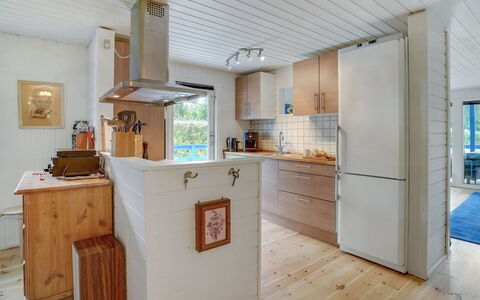 Trixie - 1Km from the Sea: Dak, Huis, Deur, Verblijf, Schaduw, Siding, Werf, Landgoed, Backyard