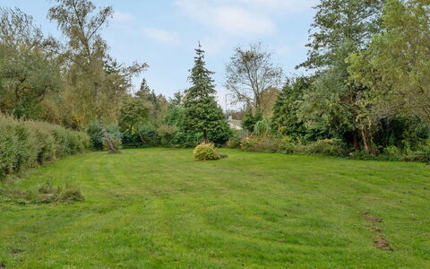 Trixie - 1Km from the Sea: Dak, Huis, Deur, Verblijf, Schaduw, Siding, Werf, Landgoed, Backyard