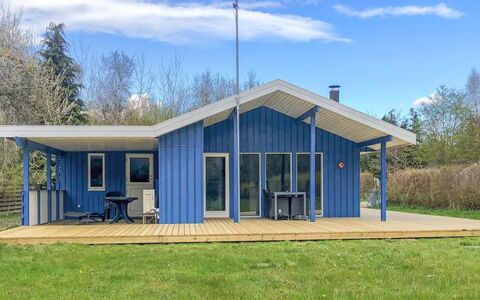 Trixie - 1Km from the Sea: Dak, Huis, Deur, Verblijf, Schaduw, Siding, Werf, Landgoed, Backyard