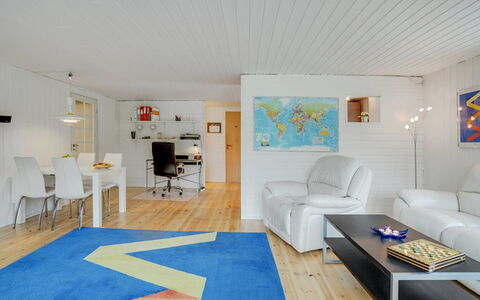 Trixie - 1Km from the Sea: Dak, Huis, Deur, Verblijf, Schaduw, Siding, Werf, Landgoed, Backyard