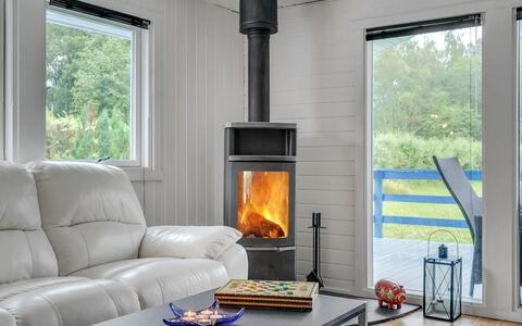 Trixie - 1Km from the Sea: Dak, Huis, Deur, Verblijf, Schaduw, Siding, Werf, Landgoed, Backyard
