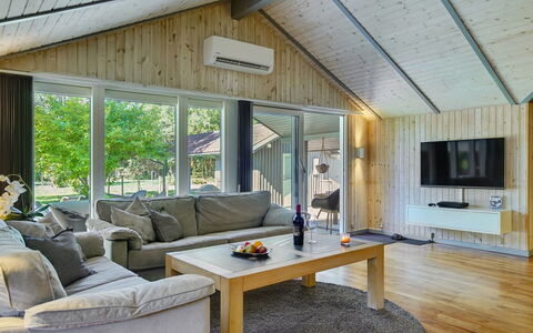 Sida - 600M from the Sea: Hout, Interieur Ontwerp, Plafond, Flooring, Bankstel, Huis, Meubilair, Verdieping, Woonkamer
