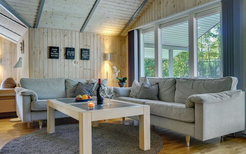 Sida - 600M from the Sea: Meubilair, Interieur Ontwerp, Flooring, Hout, Bankstel, Verdieping, Plafond, Woonkamer, Huis, Verlichting