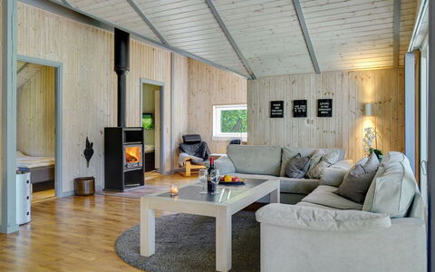 Sida - 600M from the Sea: Hout, Interieur Ontwerp, Flooring, Plafond, Verdieping, Kamer, Meubilair, Woonkamer, Huis, Houten Vloer