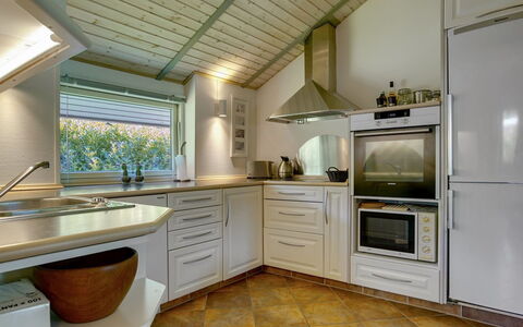 Sida - 600M from the Sea: Keuken, Countertop, Toestel Van De Keuken, Interieur Ontwerp, Cabinetry, Flooring, Major Appliance, Meubilair, Plafond, Hout