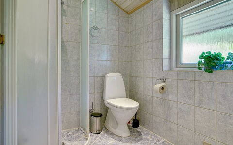 Sida - 600M from the Sea: Flooring, Loodgieterswerkinrichting, Verdieping, Wc Bril, Toilet, Interieur Ontwerp, Badkamer, Plafond, Loodgieter, Tegel