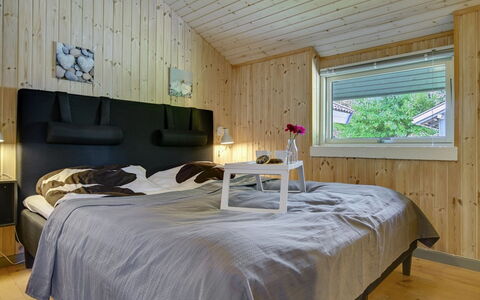 Sida - 600M from the Sea: Slaapkamer, Bed, Hout, Interieur Ontwerp, Plafond, Laken, Bedding, Meubilair, Bed Frame, Huis
