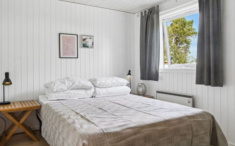 Margit - 10M from the Sea: Hout, Slaapkamer, Laken, Bed, Interieur Ontwerp, Flooring, Bedding, Verdieping, Linens, Plafond