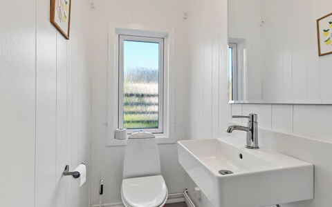 Margit - 10M from the Sea: Muur, Loodgieterswerkinrichting, Badkamer, Wc Bril, Flooring, Verdieping, Toilet, Interieur Ontwerp, Plafond, Loodgieter