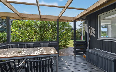 Margit - 10M from the Sea: Hout, Veranda, Hardwood, Dek, Beits, Samengesteld Materiaal, Schaduw, Plank, Buitenmeubels, Houten Vloer