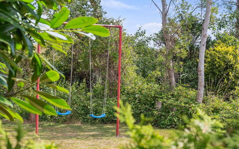 Margit - 10M from the Sea: Natuur, Vegetation, De Lente, Tuin, Gazon, Schaduw, Park, Jungle, Speeltoestel, Backyard