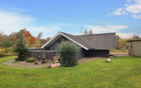 Roderich - 400M from the Sea: Dak, Huis, Huis, Verblijf, Siding, Landgoed, Oprit, Garden Gebouwen, Werf, Schuur