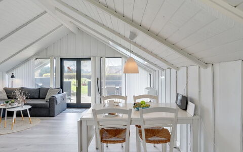 Roderich - 400M from the Sea: Dak, Huis, Huis, Verblijf, Siding, Landgoed, Oprit, Garden Gebouwen, Werf, Schuur