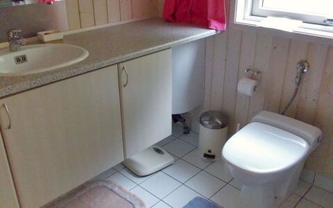 Crispina - 350M from the Sea: Wc Bril, Badkamer, Loodgieterswerkinrichting, Toilet, Wastafel, Wastafel In De Badkamer, Verdieping, Flooring, Kraan, Loodgieter