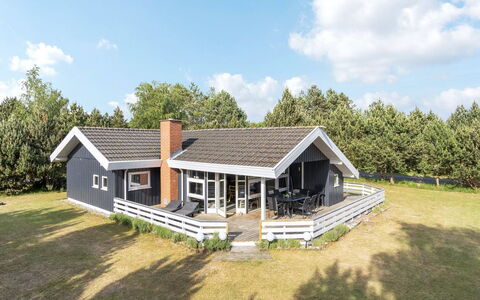 Bruno - 200M from the Sea: Dak, Huis, Huis, Verblijf, Deur, Siding, Dek, Veranda, Plank, Hardwood