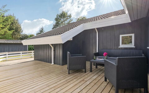 Bruno - 200M from the Sea: Dak, Huis, Huis, Verblijf, Deur, Siding, Dek, Veranda, Plank, Hardwood