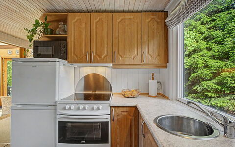 Kaarina - 550M from the Sea: Toestel Van De Keuken, Keuken, Countertop, Major Appliance, Interieur Ontwerp, Cabinetry, Flooring, Hout, Huishoudapparatuur, Gootsteen
