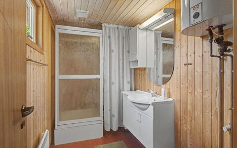 Kaarina - 550M from the Sea: Hout, Flooring, Verdieping, Loodgieterswerkinrichting, Interieur Ontwerp, Kamer, Plafond, Loodgieter, Wastafel, Badkamer