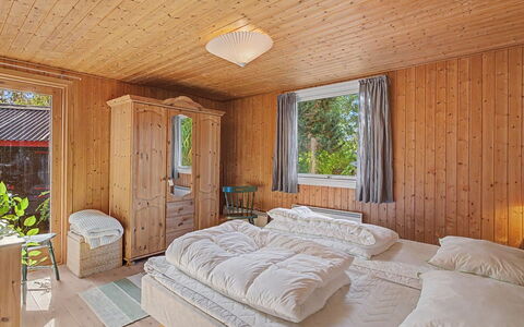 Kaarina - 550M from the Sea: Hout, Slaapkamer, Meubilair, Interieur Ontwerp, Bed, Plafond, Huis, Verdieping, Kamer, Laken