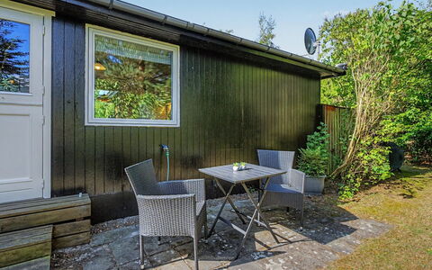 Kaarina - 550M from the Sea: Hout, Verblijf, Tuin, Backyard, Schaduw, Hardwood, Werf, Garden Gebouwen, Stoel, Plank
