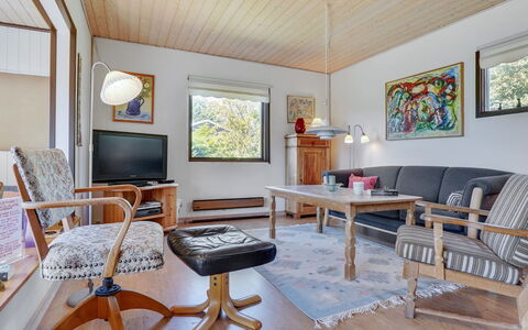 Maelle - 600M from the Sea: Meubilair, Interieur Ontwerp, Hout, Flooring, Plafond, Woonkamer, Verdieping, Bankstel, Kamer, Fotolijst