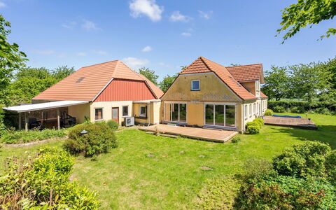 Rouwen - 1Km from the Sea: Dak, Huis, Huis, Verblijf, Deur, Siding, Dek, Veranda, Plank, Hardwood