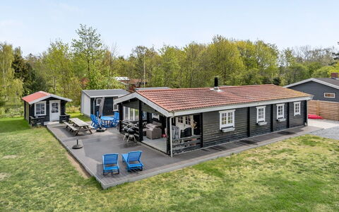 Hardina - 300M from the Sea: Blauw, Struik, Verblijf, Groundcover, Tuin, Landgoed, Schaduw, Landscaping, Boerderij, Eco Hotel