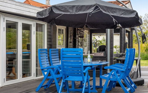 Hardina - 300M from the Sea: Blauw, Struik, Verblijf, Groundcover, Tuin, Landgoed, Schaduw, Landscaping, Boerderij, Eco Hotel