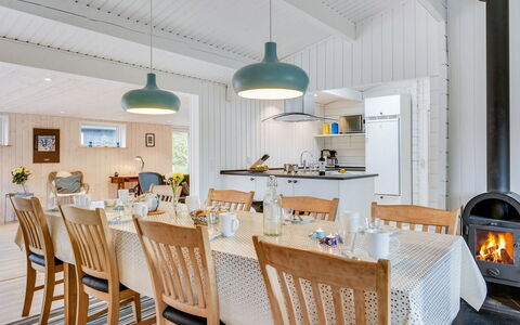 Hardina - 300M from the Sea: Blauw, Struik, Verblijf, Groundcover, Tuin, Landgoed, Schaduw, Landscaping, Boerderij, Eco Hotel