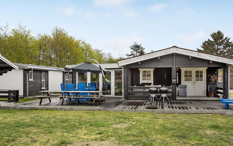 Hardina - 300M from the Sea: Blauw, Struik, Verblijf, Groundcover, Tuin, Landgoed, Schaduw, Landscaping, Boerderij, Eco Hotel