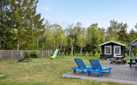 Hardina - 300M from the Sea: Blauw, Struik, Verblijf, Groundcover, Tuin, Landgoed, Schaduw, Landscaping, Boerderij, Eco Hotel