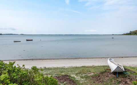 Hardina - 300M from the Sea: Blauw, Struik, Verblijf, Groundcover, Tuin, Landgoed, Schaduw, Landscaping, Boerderij, Eco Hotel