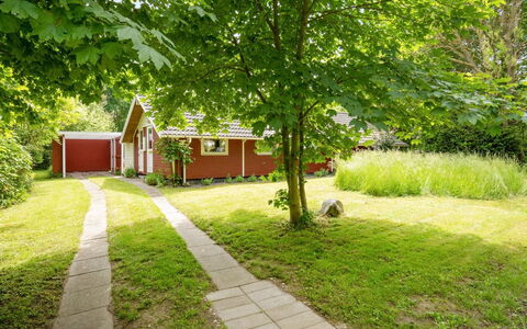 Maard - 325M from the Sea: Blauw, Struik, Verblijf, Groundcover, Tuin, Landgoed, Schaduw, Landscaping, Boerderij, Eco Hotel