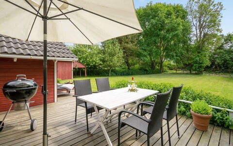 Maard - 325M from the Sea: Blauw, Struik, Verblijf, Groundcover, Tuin, Landgoed, Schaduw, Landscaping, Boerderij, Eco Hotel