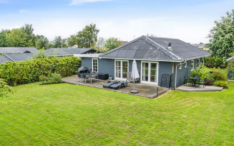 Thala - 150M from the Sea: Meubilair, Interieur Ontwerp, Flooring, Hout, Verdieping, Plafond, Houten Vloer, Stoel, Tafel, Verlichting