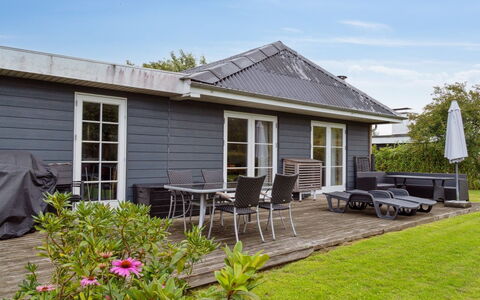 Thala - 150M from the Sea: Meubilair, Interieur Ontwerp, Flooring, Hout, Verdieping, Plafond, Houten Vloer, Stoel, Tafel, Verlichting