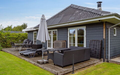 Thala - 150M from the Sea: Meubilair, Interieur Ontwerp, Flooring, Hout, Verdieping, Plafond, Houten Vloer, Stoel, Tafel, Verlichting