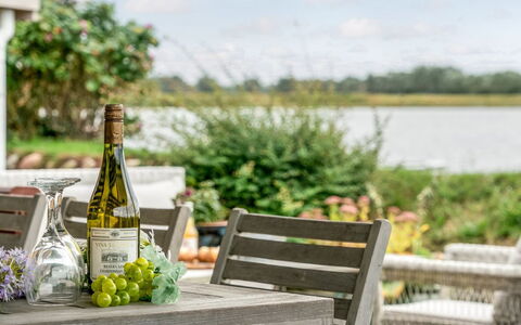 Topi - 15M from the Sea: Blauw, Struik, Verblijf, Groundcover, Tuin, Landgoed, Schaduw, Landscaping, Boerderij, Eco Hotel
