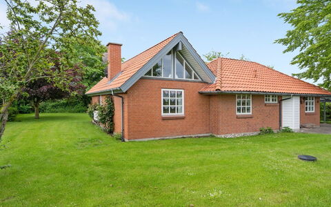 Radojka - 75M from the Sea: Dak, Huis, Land Lot, Huis, Verblijf, Landgoed, Garden Gebouwen, Schaduw, Blokhut, Landscaping