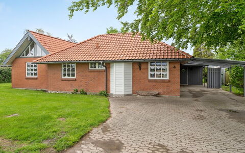 Radojka - 75M from the Sea: Dak, Huis, Land Lot, Huis, Verblijf, Landgoed, Garden Gebouwen, Schaduw, Blokhut, Landscaping