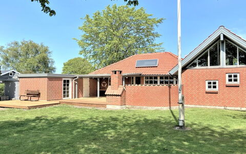 Radojka - 75M from the Sea: Dak, Huis, Land Lot, Huis, Verblijf, Landgoed, Garden Gebouwen, Schaduw, Blokhut, Landscaping