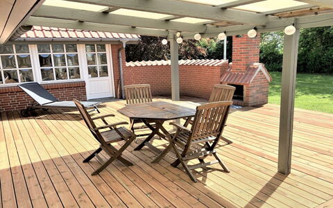 Radojka - 75M from the Sea: Dak, Huis, Land Lot, Huis, Verblijf, Landgoed, Garden Gebouwen, Schaduw, Blokhut, Landscaping